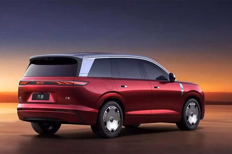 Great Tang là mẫu SUV thuần điện hoàn toàn mới của BYD, sở hữu kích thước thậm chí còn lớn hơn cả Hyundai Ioniq 9 và Kia EV9 – hai mẫu SUV điện 7 chỗ đang được chú ý trên thị trường toàn cầu. Xe được phát triển trên nền tảng Super e-Platform mới của hãng.
