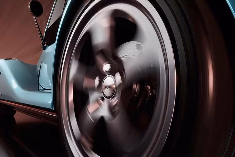 Sức mạnh của Morgan Supersport 400 được truyền đến bánh sau thông qua hộp số tự động ZF 8 cấp, và người mua có thể trả thêm tiền để trang bị bộ vi sai hạn chế trượt cho cầu sau.