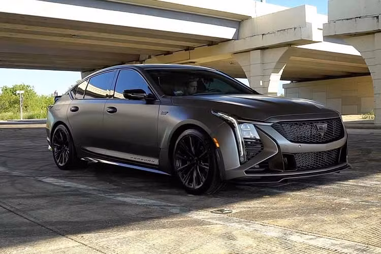 Cadillac CT5-V Blackwing F1 Collector Series được phát triển với sự hợp tác chặt chẽ cùng giải đua Formula 1 và Liên đoàn Ô tô Quốc tế (FIA), phiên bản giới hạn này là "chiếc Blackwing mạnh mẽ nhất từng được Cadillac sản xuất".