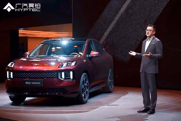 Theo đại diện hãng xe GAC cho biết hãng chấp nhận đánh đổi một phần không gian trần xe và khoang hành lý để tạo nên dáng xe mềm mại và hiện đại hơn. Phía sau, mẫu SUV điện này sở hữu cụm đèn hậu LED thiết kế cầu kỳ kết hợp dải đèn kéo dài toàn chiều rộng thân xe.