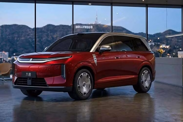 Dù BYD gần đây ghi nhận chuỗi tám tháng liên tiếp sụt giảm doanh số theo năm, thành công bước đầu của Great Tang cho thấy phân khúc SUV điện cỡ lớn tại Trung Quốc vẫn còn dư địa tăng trưởng lớn, đặc biệt khi các mẫu xe được định giá ở mức dễ tiếp cận hơn so với nhiều đối thủ quốc tế.
