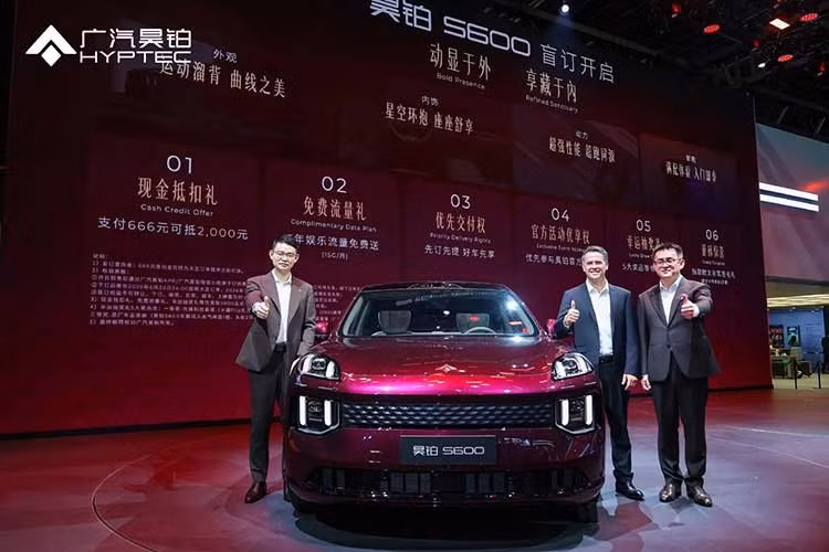 Mẫu xe SUV điện Hyptec S600 2026 mới vừa chính thức mở đặt trước tại Trung Quốc. Ngay lập tức, nó đã nhanh chóng thu hút sự chú ý nhờ thiết kế mang nhiều đường nét gợi nhớ tới Porsche Macan Electric, cùng kích thước lớn và khoang cabin thiên về trải nghiệm cao cấp.