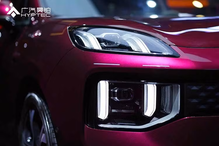 Bên trong nội thất, xe được trang bị màn hình trung tâm cỡ lớn, bảng đồng hồ kỹ thuật số riêng biệt cùng màn hình HUD. Các chi tiết kim loại xuất hiện quanh cửa gió điều hòa, tapi cửa và bệ trung tâm nhằm tăng cảm giác cao cấp. Xe cũng tích hợp sạc điện thoại không dây và hệ thống âm thanh 22 loa tiêu chuẩn.