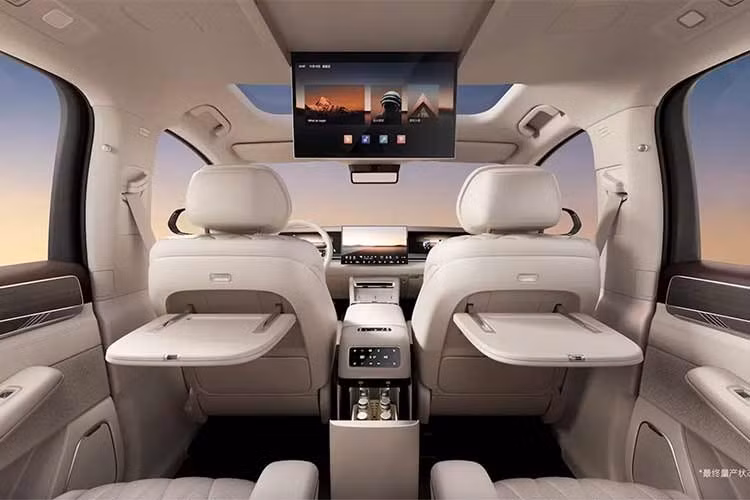 Khoang nội thất của mẫu SUV điện này cũng được đầu tư mạnh về công nghệ và tiện nghi. Xe sở hữu cấu hình 7 chỗ ngồi theo kiểu 2+2+3, đi kèm ba màn hình phía trước cùng màn hình giải trí dành cho hàng ghế sau có thể gập xuống từ trần xe.