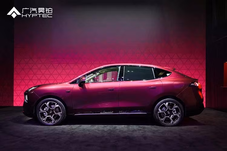 Về ngoại hình, phần đầu xe của Hyptec S600 nổi bật với cụm đèn chiếu sáng có tạo hình khá giống phong cách Porsche. Trong khi đó, tổng thể thân xe được thiết kế theo xu hướng SUV coupe với phần mui vuốt thấp nhằm tăng tính thể thao.