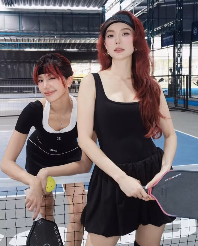 Minh Hằng cũng kết hợp những item dễ tiếp cận hơn, như chiếc mũ visor adidas tour có giá 850 nghìn đồng. Đây là một lựa chọn vừa vặn với nhiều phong cách, vẫn giữ tinh thần thể thao năng động, nhưng thân thiện với túi tiền của đông đảo tín đồ pickleball.