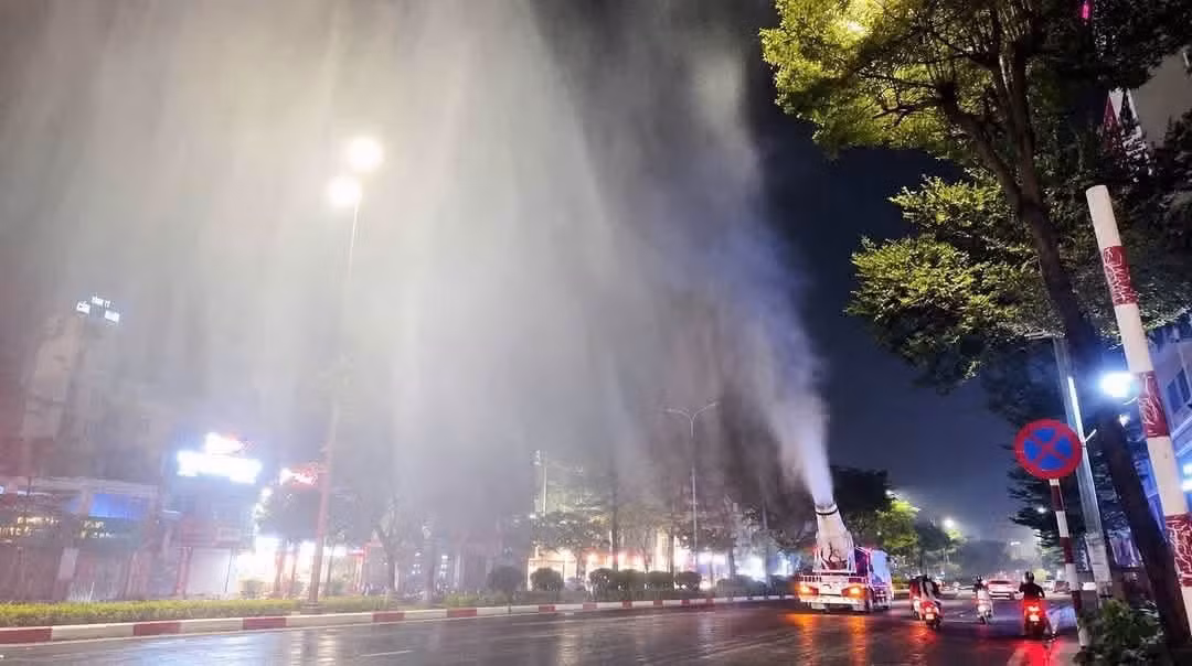 Trong đợt thử nghiệm, URENCO bố trí 3 xe chuyên dụng hoạt động trên 6 tuyến đường thuộc khu vực Vành đai 1, với tổng chiều dài phun quy đổi theo phương án khoảng 71,38 km. Các tuyến phố được triển khai gồm nhiều trục giao thông và khu vực trung tâm như Nguyễn Tri Phương, Phan Đình Phùng, Điện Biên Phủ, Trần Nhật Duật, Yên Phụ, Trần Quang Khải, Tràng Tiền, Đinh Tiên Hoàng, Lê Thái Tổ, Tràng Thi, Trần Hưng Đạo, Lý Thường Kiệt, Lê Thánh Tông, Bà Triệu, Phố Huế, Hàng Bài, Hàng Khay và Giải Phóng.