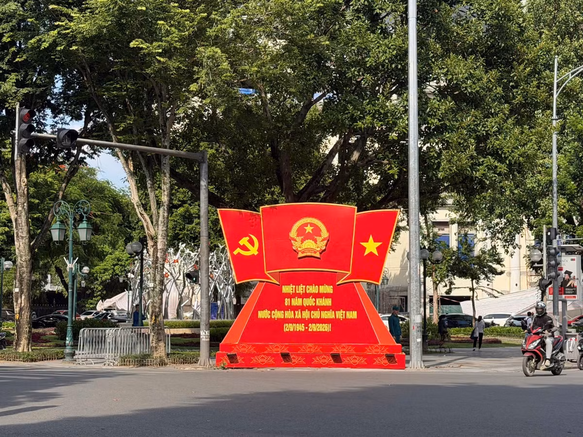 Gallery - [GALLERY] Hà Nội rực rỡ cờ hoa chào mừng Quốc khánh 2/9 - image 6