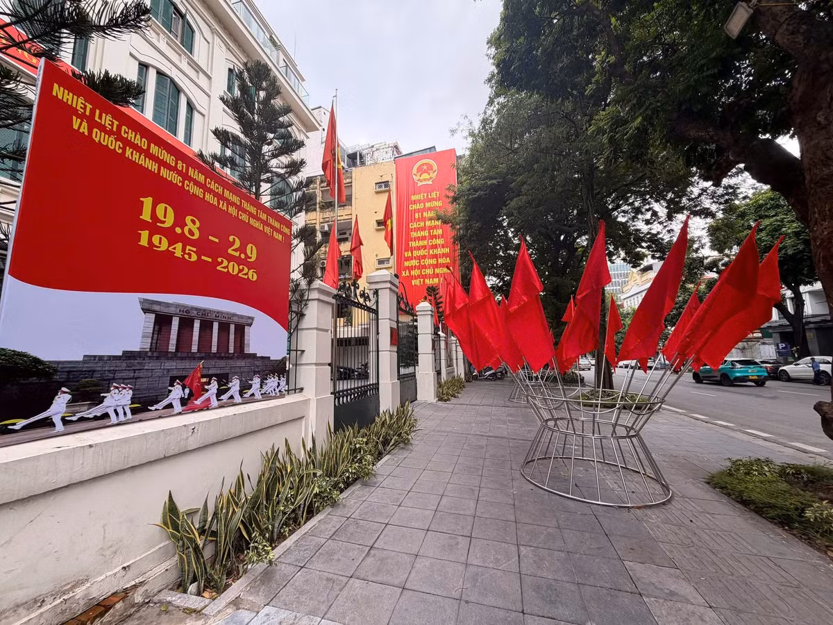 Gallery - [GALLERY] Hà Nội rực rỡ cờ hoa chào mừng Quốc khánh 2/9 - image 13