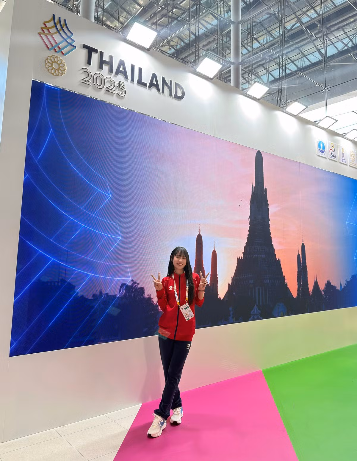 Trong những bức hình ghi lại khoảnh khắc tại SEA Games 33, Minh Hằng diện trang phục thể thao của đoàn Việt Nam với gam đỏ – xanh quen thuộc. Gương mặt bầu bĩnh, làn da trắng mịn, nụ cười tươi cùng mái tóc đen thẳng tạo nên vẻ ngoài vừa trẻ trung vừa khỏe khoắn. Dù chỉ trang điểm nhẹ nhàng, nữ VĐV vẫn nổi bật với thần thái tự tin, đúng chất của một “bóng hồng” làng thể thao.