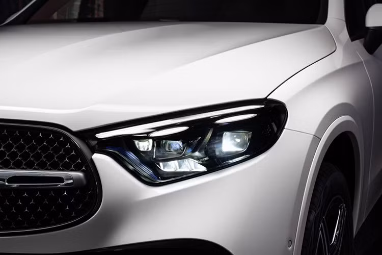 Điểm khác biệt lớn nhất của GLC 350e 4MATIC là hệ thống hybrid plug-in gồm động cơ xăng 4 xi-lanh dung tích 2.0L (dung tích thực 1.999cc) có công suất 204 mã lực và mô-men xoắn 320Nm. Khi kết hợp với mô-tơ điện, tổng công suất hệ thống đạt 313 mã lực (230kW) và mô-men xoắn cực đại 550Nm.