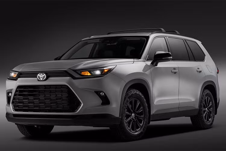 Tiếp nối phong cách của các phiên bản RAV4 Woodland và Sienna Woodland, Grand Highlander Woodland Edition sở hữu nhiều chi tiết ngoại thất màu đen, logo màu đen và mâm hợp kim 18 inch sơn đen mờ, kết hợp lốp địa hình all-terrain.