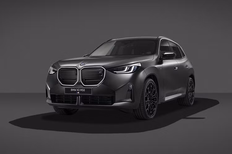BMW X3 M50 xDrive G45 đã được cập nhật dưới dạng phiên bản 2027 với gói Black Package mới, mang đến sức mạnh lớn hơn đồng thời bổ sung diện mạo tối màu độc quyền. Trong đó, điểm nhấn đáng chú ý nhất là động cơ xăng 6 xi-lanh thẳng hàng, tăng áp, dung tích 3.0L bên dưới nắp ca-pô.