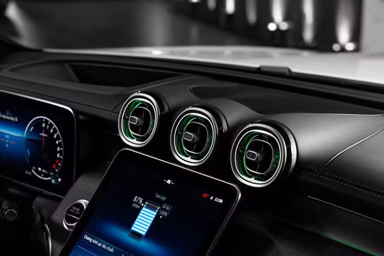Xe hỗ trợ kết nối Apple CarPlay, Android Auto không dây và hệ thống âm thanh vòm Burmester 3D gồm 15 loa (công suất 710W). GLC 350e 4MATIC có bảng đồng hồ kỹ thuật số 12,3 inch, màn hình trung tâm 11,9 inch chạy hệ thống MBUX, trợ lý MBUX Interior Assistant, định vị MBUX Navigation Plus tích hợp bản đồ Việt Nam, định vị thực tế tăng cường AR và màn hình hiển thị trên kính lái Head-up Display.