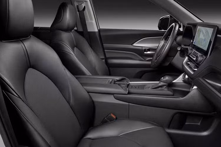 Toyota Grand Highlander Woodland Edition có giá khởi điểm 48.780 USD, được cung cấp độc quyền với hệ dẫn động bốn bánh và hệ truyền động hybrid. Hệ thống này kết hợp động cơ xăng 4 xi-lanh 2.5L, pin nickel-metal hydride, mô-tơ điện và hộp số biến thiên vô cấp điều khiển điện tử (e-CVT). Tổng công suất đạt 245 mã lực.