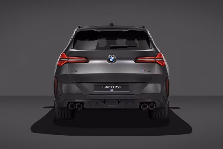 Bên cạnh đó, tất cả các phiên bản được trang bị gói M Sport và các phiên bản M Performance của BMW X3 sẽ có thêm bậc cửa màu bạc đậm với logo M màu đen.