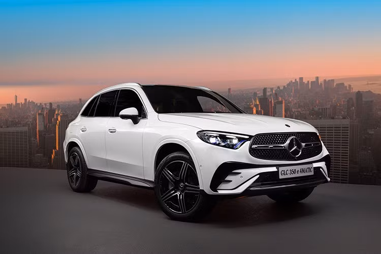 Mercedes-Benz Việt Nam (MBV) vừa chính thức ra mắt mẫu SUV GLC 350e 4MATIC tại thị trường Việt Nam với giá bán lẻ khuyến nghị 2,999 tỷ đồng. Bên cạnh việc ra mắt GLC 350e 4MATIC, Mercedes-Benz Việt Nam cũng điều chỉnh giá các phiên bản GLC 200 4MATIC và GLC 300 4MATIC lần lượt là 1,999 tỷ và 2,499 tỷ đồng.