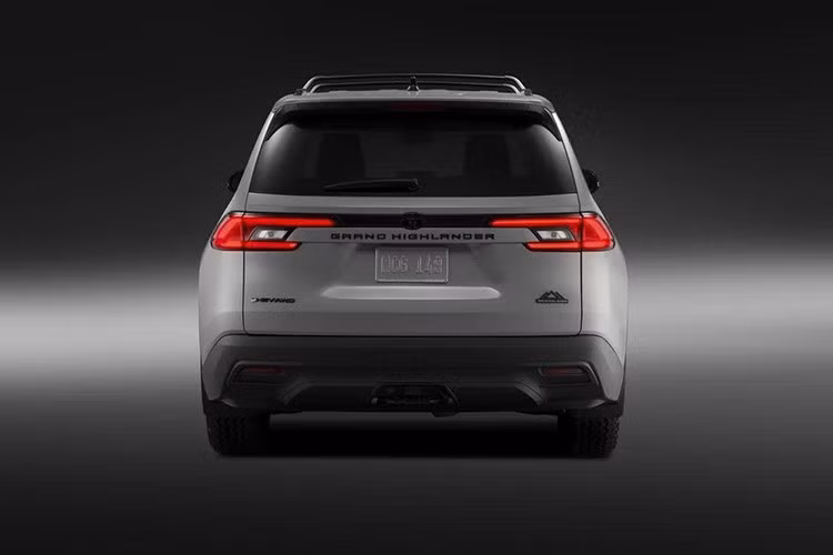 Toyota đồng thời loại bỏ hai phiên bản Hybrid Nightshade Edition và Hybrid Max Limited khỏi danh mục Grand Highlander 2027. Phiên bản Platinum sử dụng động cơ 4 xi-lanh tăng áp 2.4L, công suất 265 mã lực, được trang bị bộ mâm 20 inch mới với thiết kế hai tông màu.