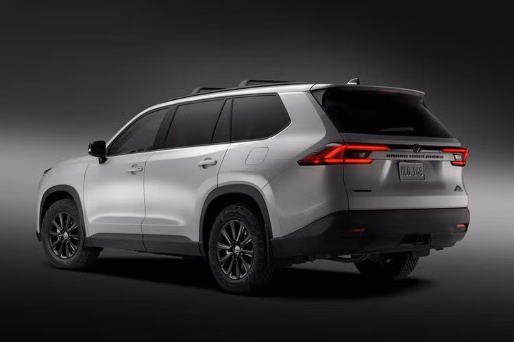 Khoang cabin của Grand Highlander Woodland Edition được phát triển dựa trên phiên bản XLE, đồng thời bổ sung một số trang bị riêng. Đáng chú ý là hộp làm mát tích hợp cụm điều khiển ở hàng ghế thứ hai, có thể chứa tối đa 6 lon nước 12 ounce (khoảng 355 ml) và có thể tháo rời.