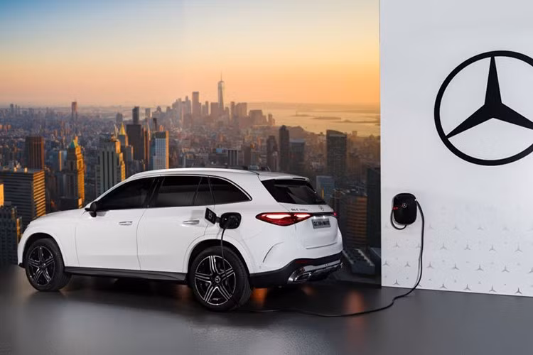 Về ngoại hình, GLC 350e 4MATIC 2026 có kích thước tổng thể lần lượt là (DxRxC)(4.716 x 1.934 x 1.647)mm, chiều dài cơ sở 2.888mm, tự trọng lên tới 2.325kg do thêm hệ thống hybrid và tải trọng 515kg. Ngoại thất xe sở hữu gói thiết kế thể thao AMG Line, mâm hợp kim 20 inch 5 chấu, gương chiếu hậu chỉnh/gập điện và baga mui ốp nhôm bóng.