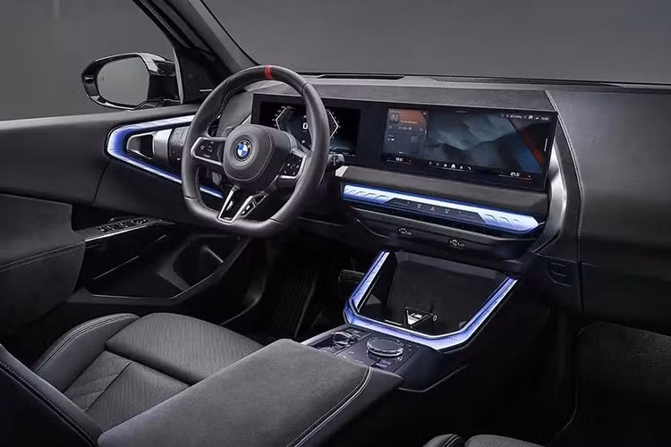 Phong cách tối màu tiếp tục được áp dụng trong khoang nội thất của BMW X3 M50 xDrive Black Package. Tại đây, một số khu vực trên mặt táp-lô phía người lái, màn hình trung tâm và khay sạc điện thoại không dây được bọc Alcantara màu đen BMW Individual. Chất liệu này cũng xuất hiện trên ốp cửa và bệ tỳ tay trung tâm.