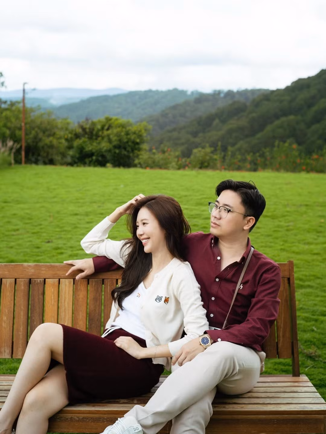 Vũ Ngọc Châm, cái tên từng gắn liền với hình ảnh hot girl, tiếp viên hàng không xinh đẹp và góp mặt trong nhiều MV ca nhạc, phim ảnh, giờ đây đã tìm thấy bến đỗ bình yên và hạnh phúc trọn vẹn bên gia đình nhỏ của mình.