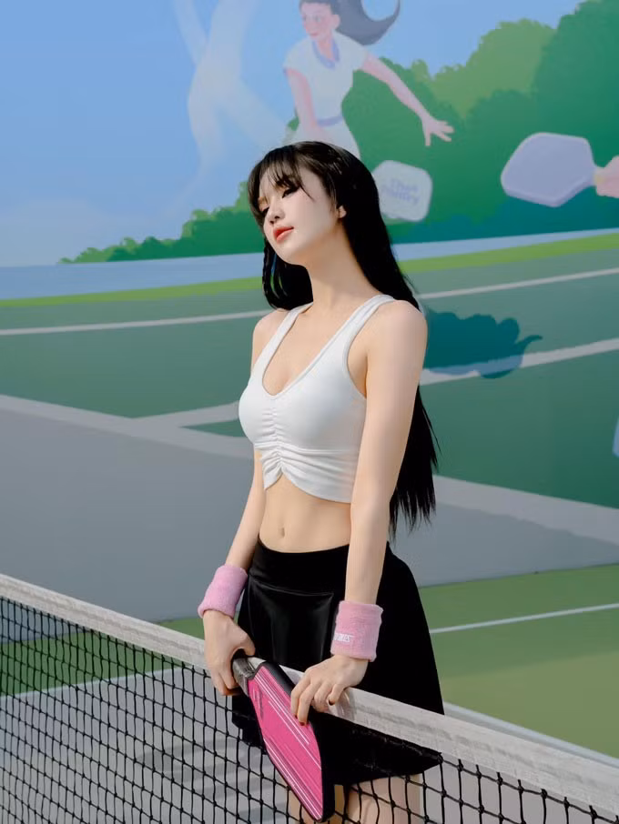 Sự xuất hiện của Ngọc Trinh trên sân pickleball một lần nữa khẳng định sự đa dạng trong phong cách và cuộc sống của cô.