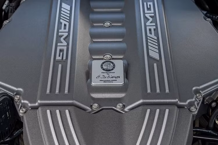 Nhãn giá gốc bao gồm địa điểm giao xe đầu tiên tại Mercedes-Benz of Stevens Creek ở San Jose, California, cùng với màu sắc, trang bị từ nhà máy và tổng giá bán lẻ là 224.605 USD (theo tỷ giá năm 2015 mức quy đổi là 5.049 tỷ đồng).