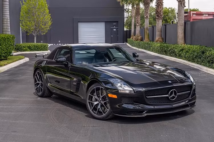 Mercedes-Benz SLS AMG GT Final Edition 2015 được xem là biểu tượng chiếc xe thể thao đỉnh cao của thương hiệu. Sau 10 năm, chiếc xe lên sàn đấu giá Bring a Trailer với odo 1.700 dặm (2.735 km). Đây là cơ hội cuối cùng sở hữu một trong số 350 chiếc SLS phiên bản Final Edition.