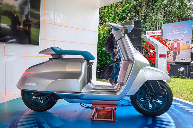 Chiếc scooter Elettra không chỉ mang thiết kế đậm chất tương lai mà còn thể hiện tầm nhìn tiên phong của Lambretta trong kỷ nguyên di chuyển xanh, kết hợp hoàn hảo giữa phong cách Ý sang trọng và công nghệ điện tiên tiến.