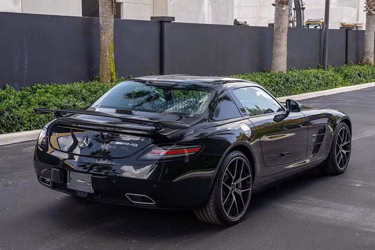 Trong khi AMG GT kế nhiệm là mẫu xe thay thế SLS mang phong cách tương tự, động cơ V8 tăng áp mạnh mẽ và chia sẻ nền tảng với chiếc Mercedes SL convertible mềm mại hơn. Đồng nghĩa là chiếc xe thiên về xe thể thao hơn là hiệu suất mạnh mẽ như siêu xe.