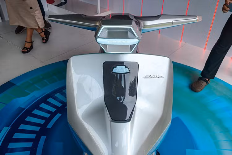 Lambretta Elettra có chiều dài cơ sở 1.380 mm, chiều cao yên xe đạt 780 mm, khoảng sáng gầm 140 mm và khối lượng bản thân 135 kg. Tổng thể thiết kế Elettra có nhiều điểm tương đồng với các mẫu xe tay ga mang phong cách Ý.