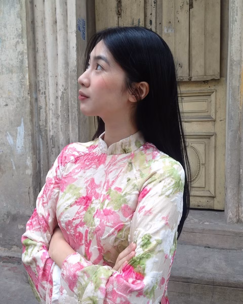 Hà Thi gây ấn tượng với vóc dáng nhỏ nhắn, làn da trắng và mái tóc đen dài.