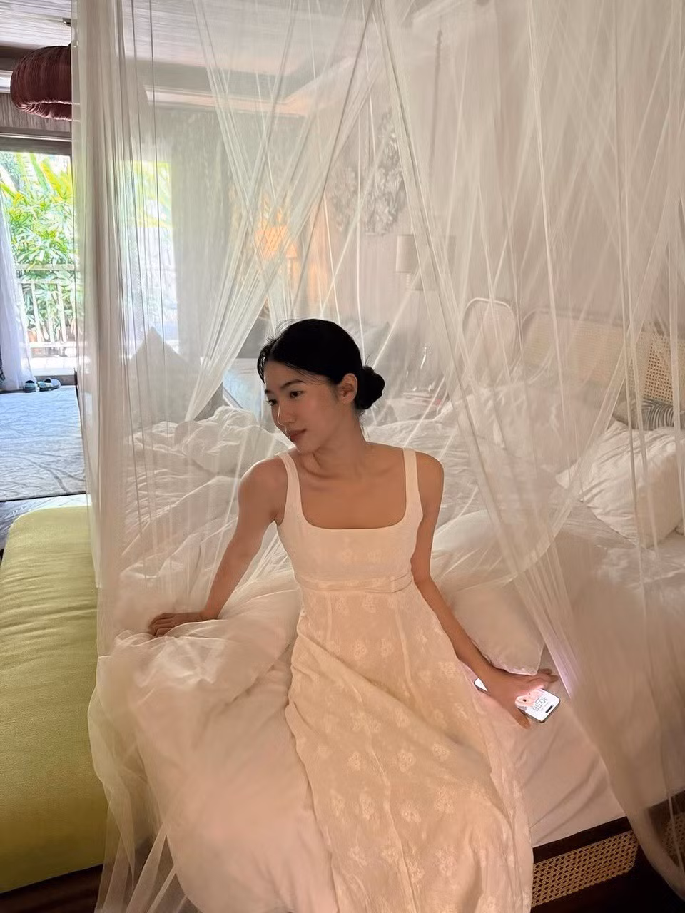 Hà Thi cũng là một nhà sáng tạo nội dung số, thu hút sự chú ý nhờ nội dung xung quanh cuộc sống du học sinh tại Hà Lan. Cô hiện sở hữu hơn 290.000 người theo dõi trên Instagram và 157.000 lượt đăng ký kênh YouTube có tên bienghe.
