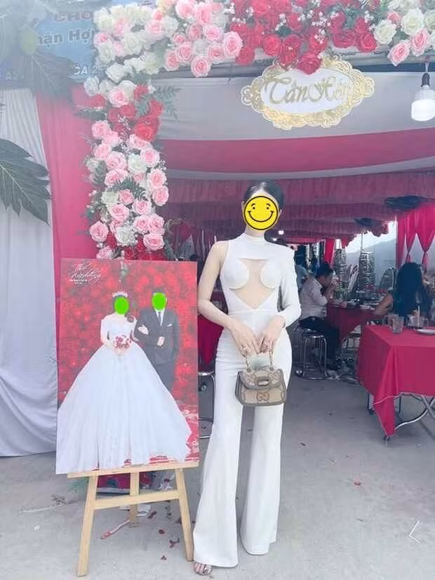 Bên cạnh đó, xu hướng thời trang hiện đại cũng có phần ảnh hưởng. Nhiều thiết kế thời trang ngày nay đề cao sự gợi cảm, khoe đường nét cơ thể. Việc tiếp cận với các xu hướng này qua phim ảnh, người nổi tiếng trên mạng xã hội có thể khiến một số bạn trẻ nghĩ rằng việc diện đồ "kiệm vải" là sành điệu và hợp thời.