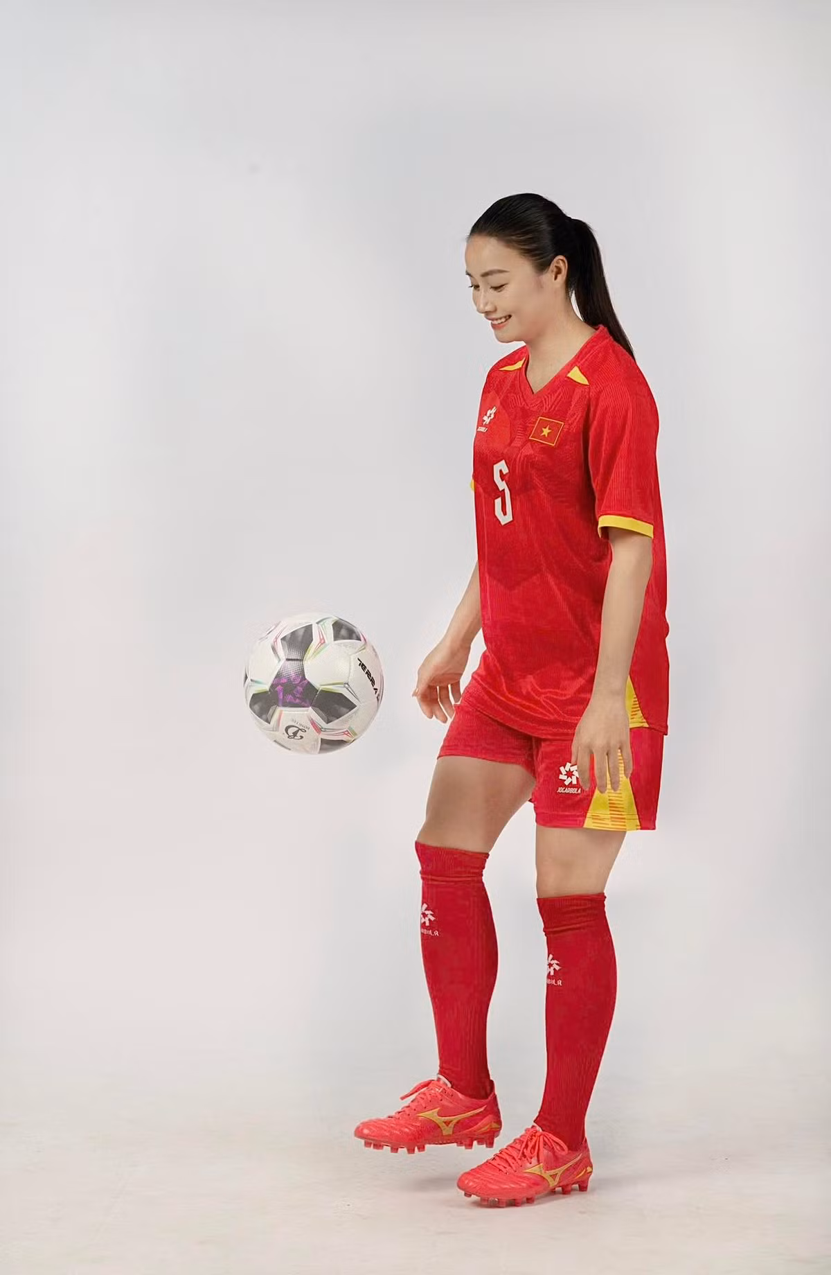 Khuôn mặt tròn, nụ cười tươi rạng rỡ cùng phong thái dịu dàng ngoài đời thường khiến cô được fan ưu ái gọi bằng biệt danh "vợ quốc dân".