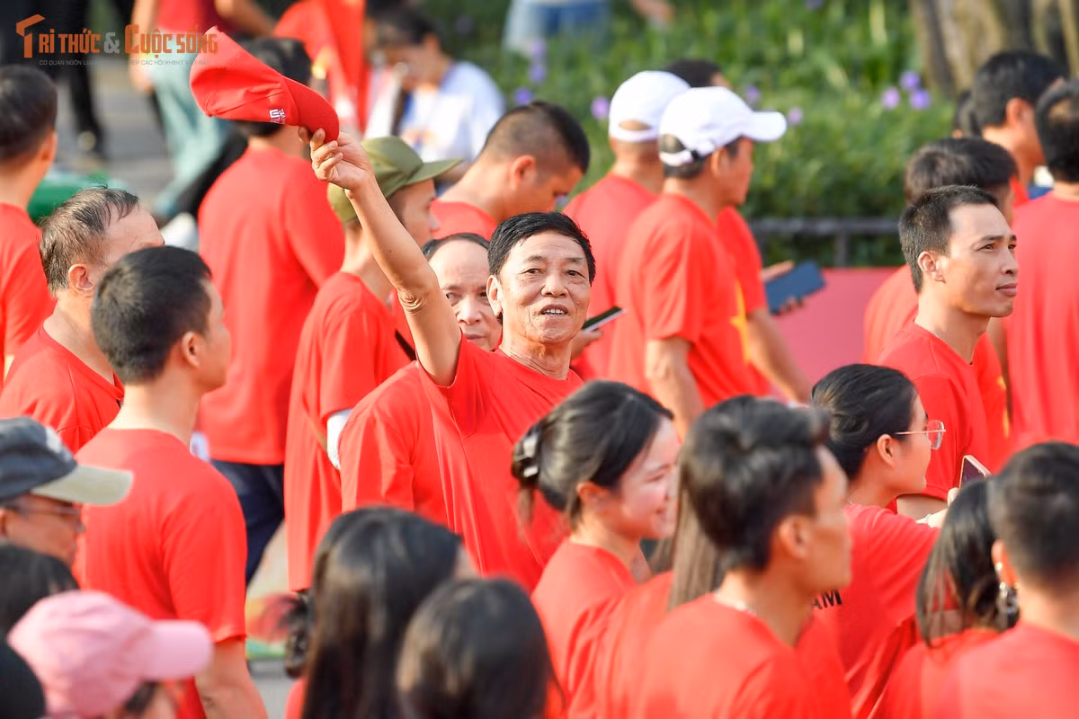 Gallery - [GALLERY] Hàng nghìn người tham gia sự kiện đi bộ “Cùng Việt Nam tiến bước”  - image 4