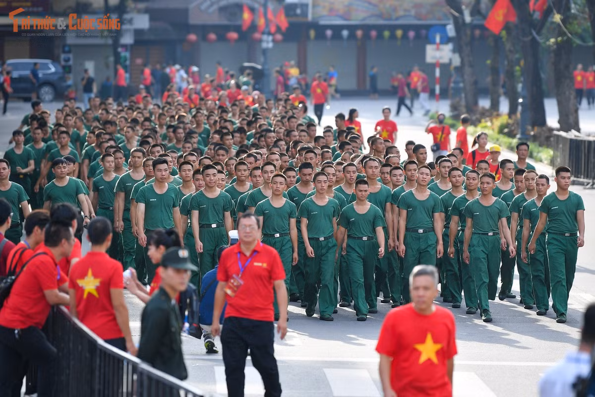 Gallery - [GALLERY] Hàng nghìn người tham gia sự kiện đi bộ “Cùng Việt Nam tiến bước”  - image 6