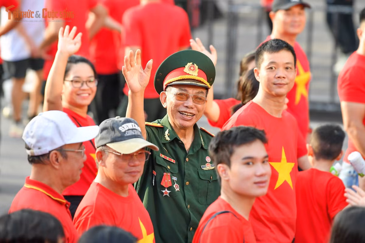 Gallery - [GALLERY] Hàng nghìn người tham gia sự kiện đi bộ “Cùng Việt Nam tiến bước”  - image 7