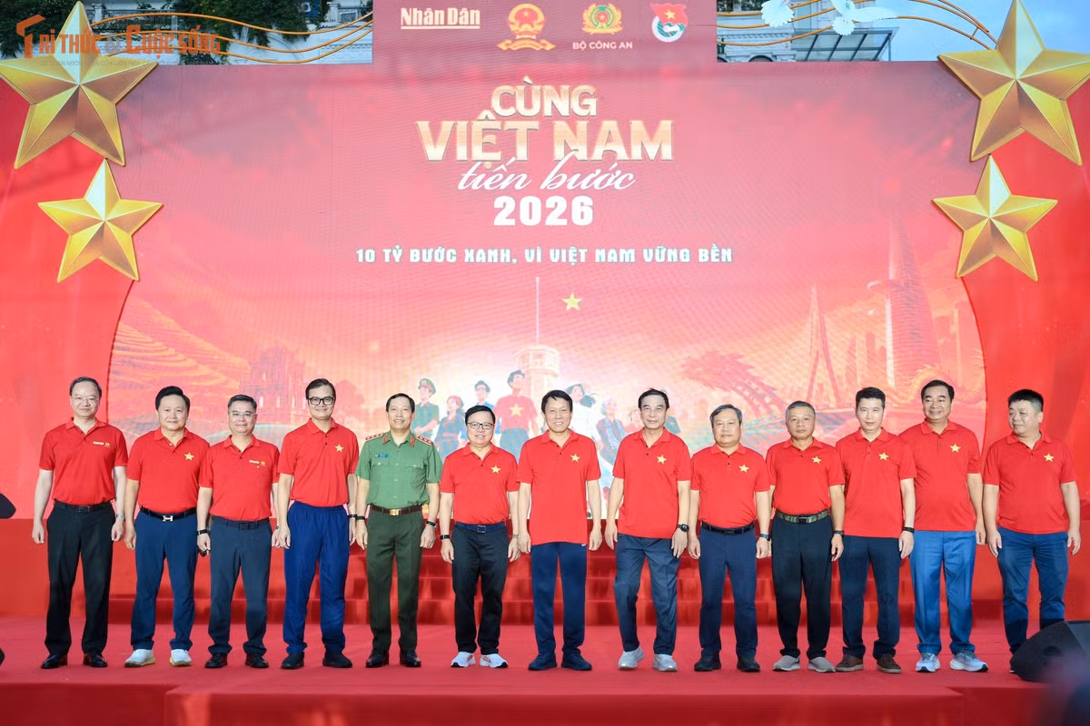 Gallery - [GALLERY] Hàng nghìn người tham gia sự kiện đi bộ “Cùng Việt Nam tiến bước”  - image 10