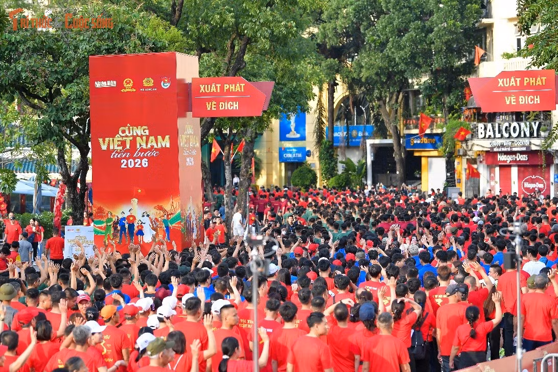 Gallery - [GALLERY] Hàng nghìn người tham gia sự kiện đi bộ “Cùng Việt Nam tiến bước”  - image 8