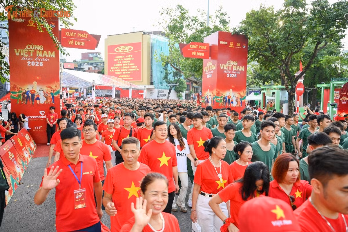Gallery - [GALLERY] Hàng nghìn người tham gia sự kiện đi bộ “Cùng Việt Nam tiến bước”  - image 13