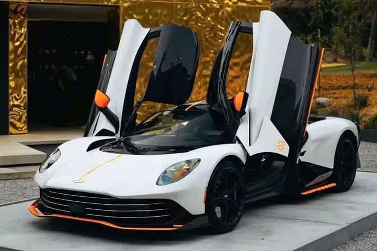 Siêu xe Aston Martin Valhalla có giá bán khởi điểm tại nước ngoài từ 800.000 đô la (tương đương khoảng hơn 21 tỷ đồng). Ngoài ra, Valhalla còn được công bố có thêm "khả năng tùy biến và cá nhân hóa vô tận" bởi phân nhánh Q của hãng siêu xe Anh quốc.