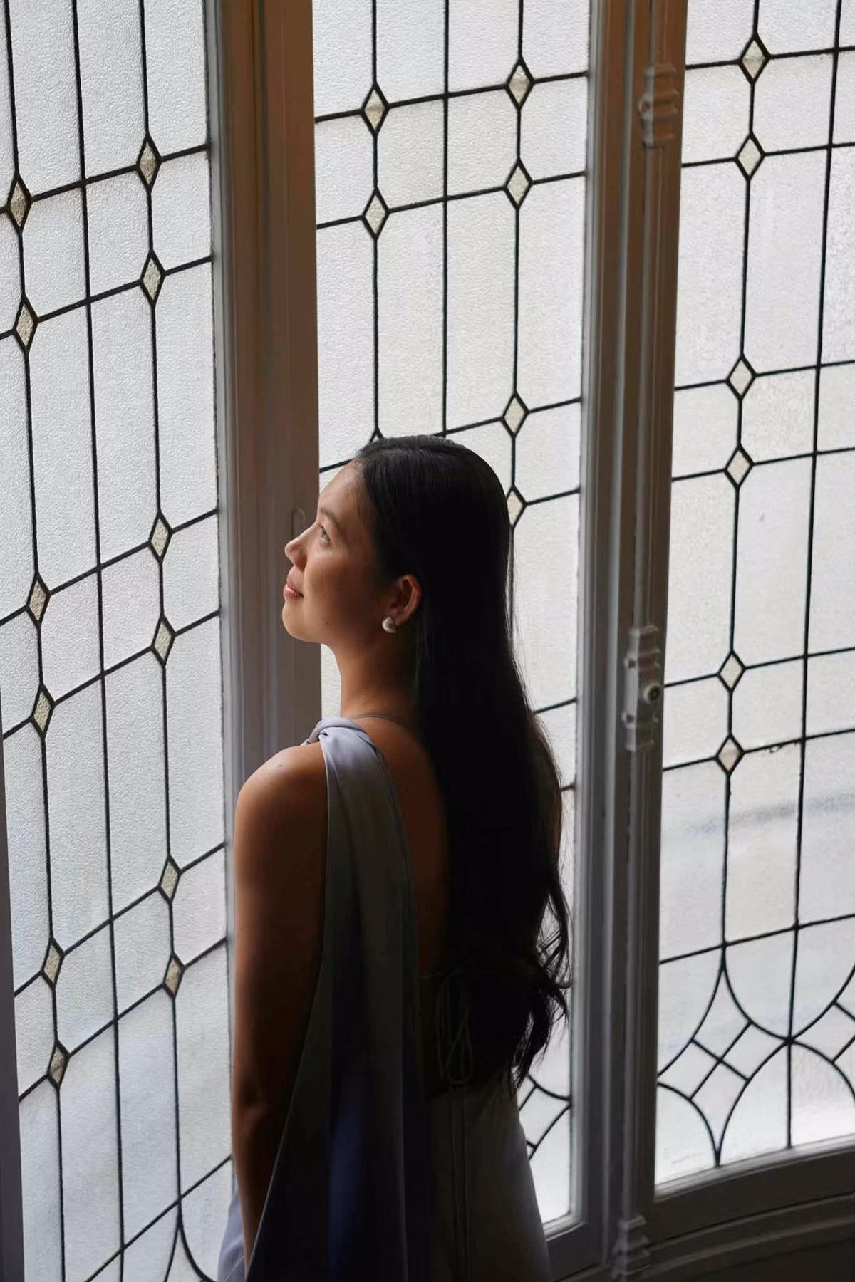 Trước những đồn đoán, 'tiểu tiên cá" thẳng thắn lên tiếng phủ nhận: “Viên xin đính chính là Viên không có sửa mũi nha, mũi thật mũi hơi bị to. Lúc trước đi tập, thở nhiều nên chắc mũi Viên to, giờ hết tập rồi nên mũi cũng gọn gàng lại”.