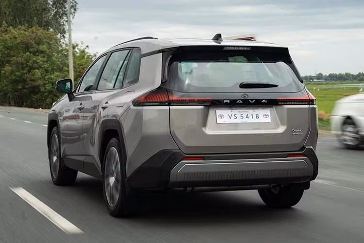 Toyota cũng trang bị cho RAV4 2026 đầy đủ các công nghệ an toàn với hệ thống túi khí toàn diện, lốp dự phòng và gói hỗ trợ lái Toyota Safety Sense trên cả hai phiên bản. Bản LTD còn có thêm hệ thống đèn pha thích ứng, giúp tăng cường khả năng quan sát trong điều kiện thiếu sáng...