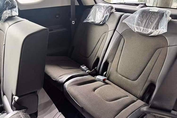 Về vận hành, Hyundai Stargazer 2026 thế hệ mới sẽ vẫn sử dụng động cơ xăng Smartstream 1.5L, cho công suất 113 mã lực và mô-men xoắn 144 Nm, kết hợp hộp số tự động vô cấp iVT và hệ dẫn động cầu trước. Điểm nâng cấp đáng chú ý của mẫu xe này nằm ở gói an toàn chủ động ADAS.