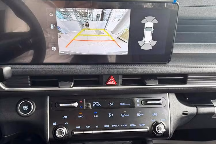 Khoang cabin của Hyundai Stargazer 2026 với điểm nhấn đáng chú ý là cụm màn hình kép cỡ lớn, nối liền bảng đồng hồ kỹ thuật số và màn hình trung tâm, tương đồng với nhiều mẫu Hyundai thế hệ mới. Giao diện màn hình giải trí đã hiển thị tiếng Việt, cho thấy xe đã được hoàn thiện cho thị trường trong nước.