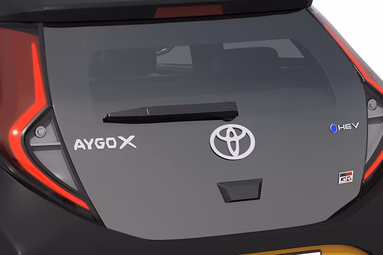 Toyota Aygo X GR Sport 2026 mới dễ dàng nhận biết nhờ phối màu hai tông vàng mù tạt và đen độc quyền, cùng lưới tản nhiệt dạng lưới và mâm hợp kim 18 inch.