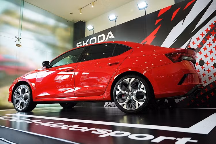 Skoda Octavia RS 2025 là mẫu sedan cỡ C hiệu suất cao hiếm hoi ở thị trường Việt Nam. Xe chỉ có 1 đối thủ trực tiếp là Subaru WRX vốn được nhập khẩu từ Nhật Bản và có giá từ 1,699-1,799 tỷ đồng.