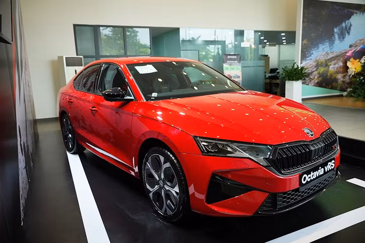 Vào hồi tháng 11/2025, các đại lý Skoda đã bắt đầu nhận cọc cho mẫu xe Octavia RS ở Việt Nam. Đến nay, hãng xe đến từ Cộng hòa Séc đã công bố giá bán chính thức cho Skoda Octavia RS ở Việt Nam. Theo đó, xe sở hữu giá bán lên đến 1,608 tỷ đồng, cao hơn mức dự kiến 1,5 tỷ đồng ban đầu.
